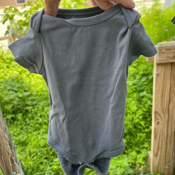 LOT OF THREE short sleeve onesies, size 0-3 months - Picture 5 of 8